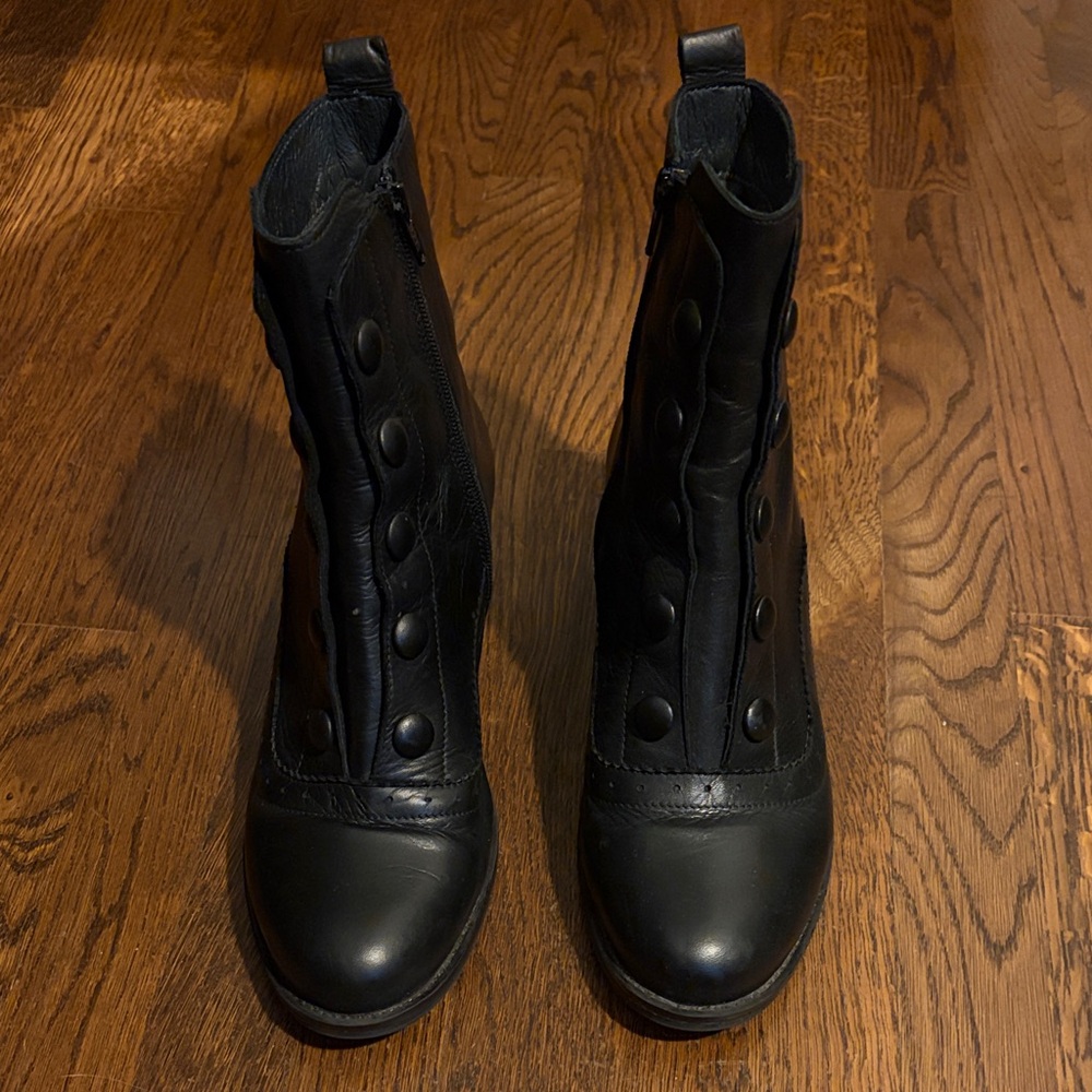 Miz Mooz Black Leather Jozie Ankle Boots with button detail, size 39 (us 8.5) - Picture 4 of 12